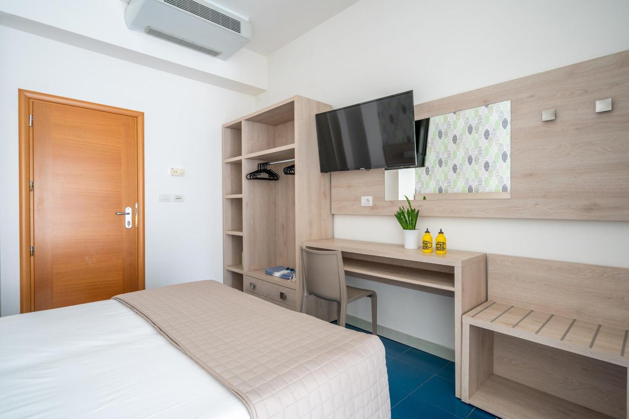 Hotel Lotus &