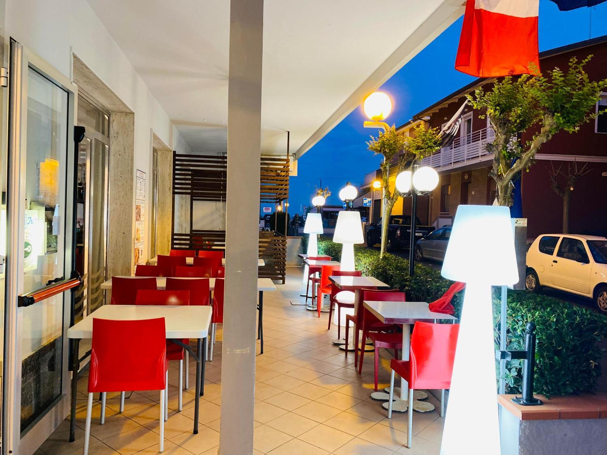 Iris Hotel 2*