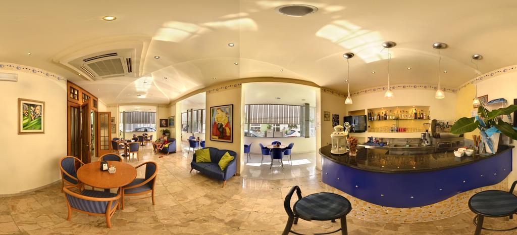Hotel Ave 2*