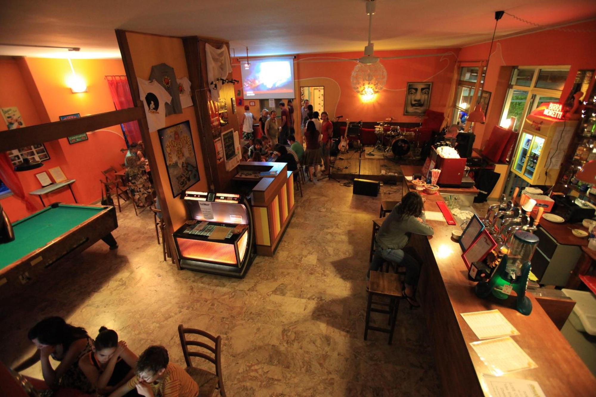 Hostel Sunflower Backpacker & Bar *
