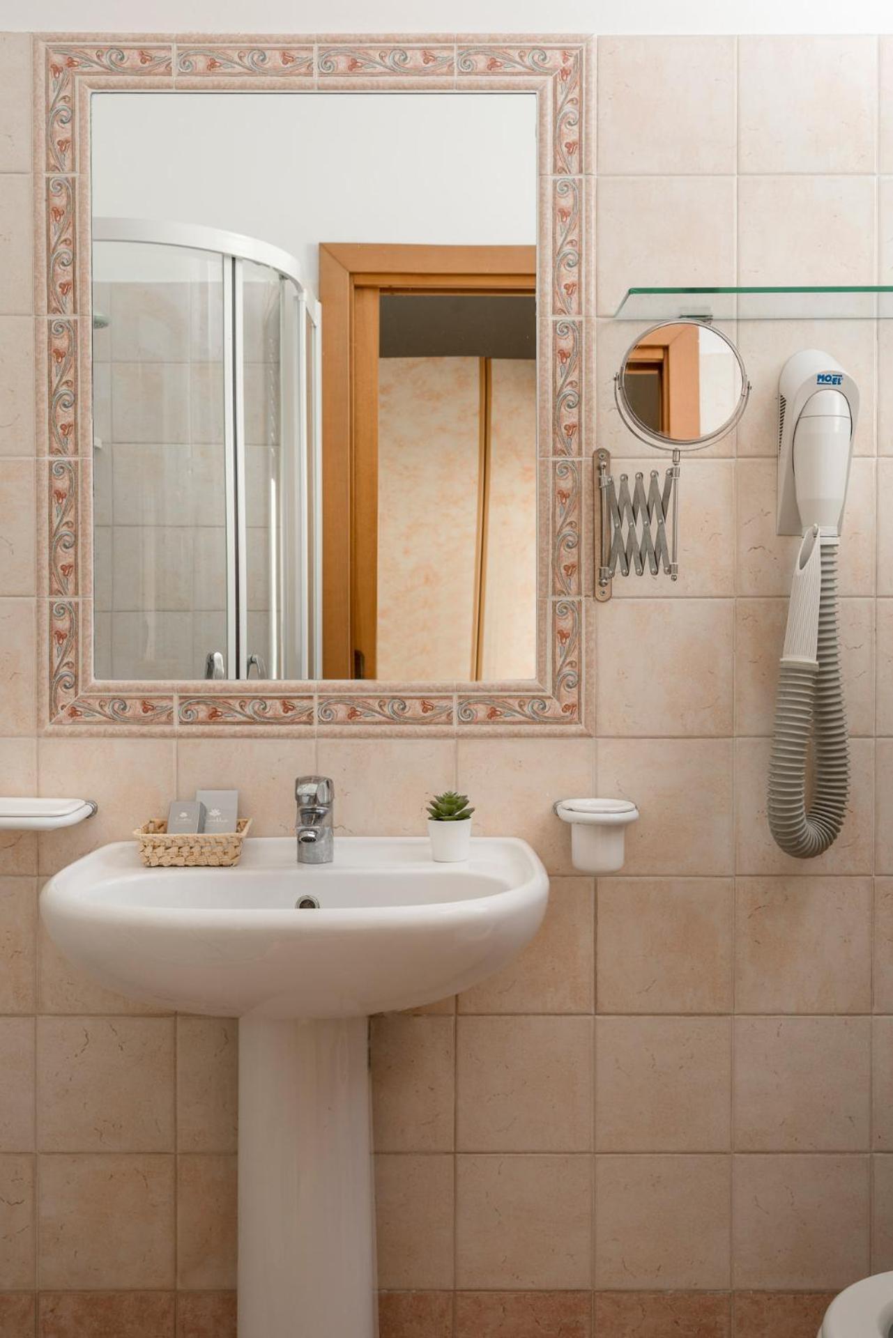 Hotel Rondinella E Viola 3*