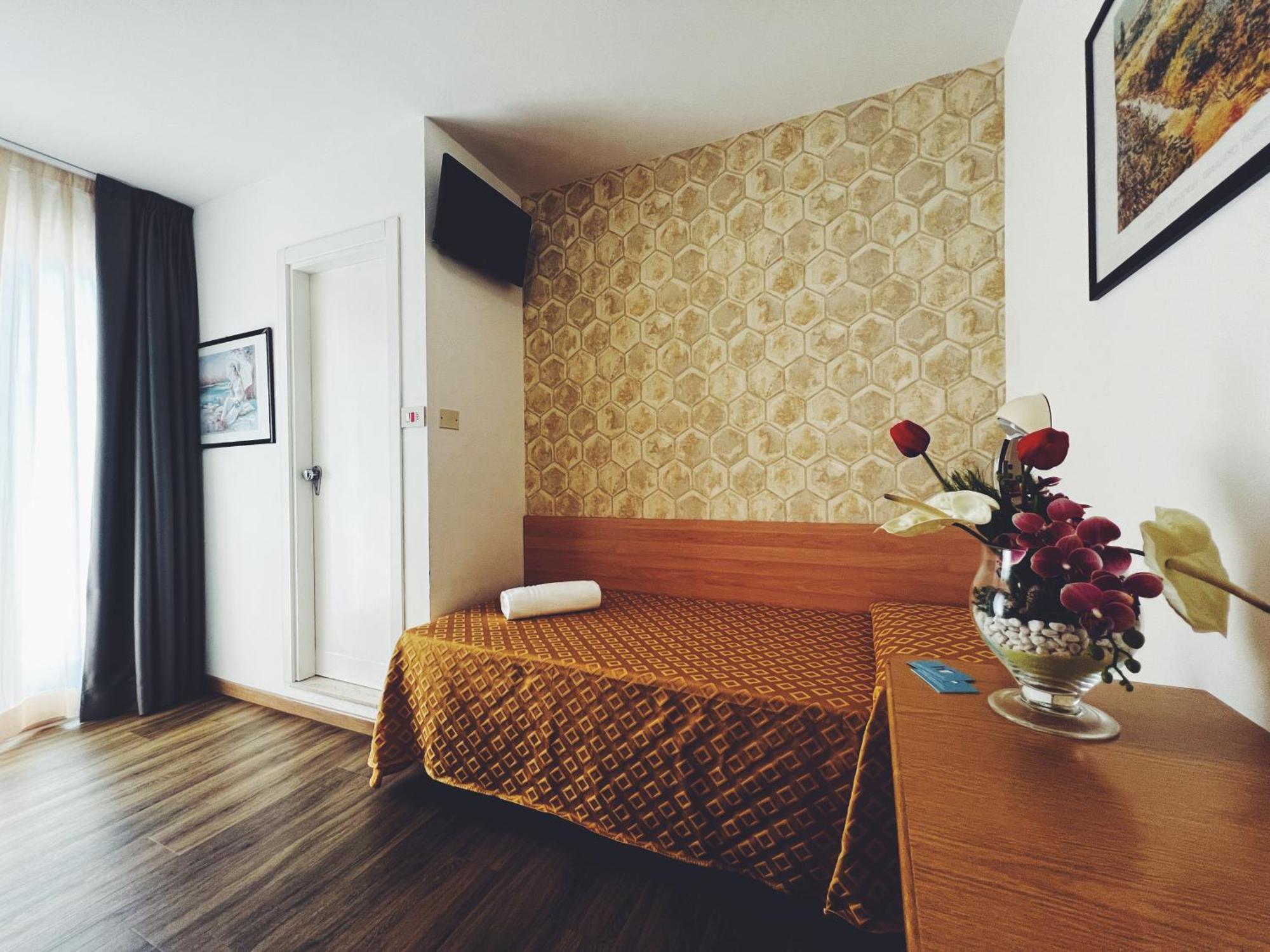 Ramona Hotel 2*