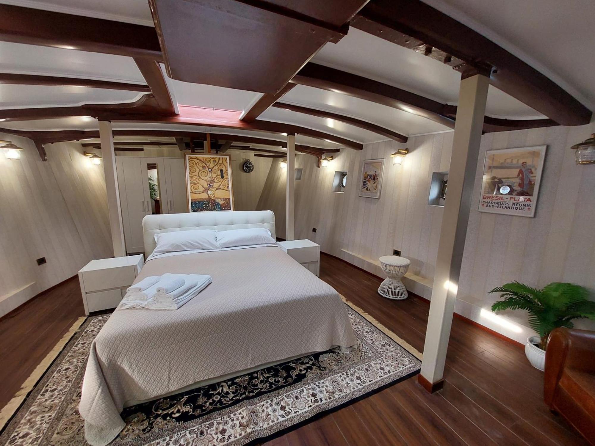 House Boat Botel 4*
