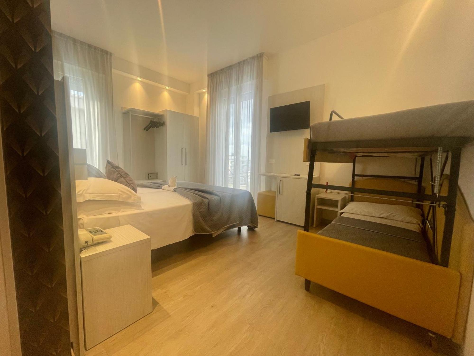 Hotel Eiffel 3*