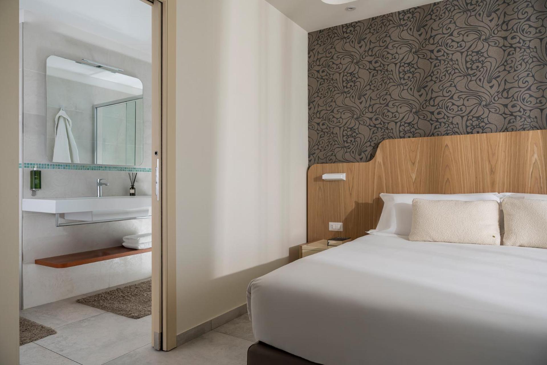 Aria Hotel 4*