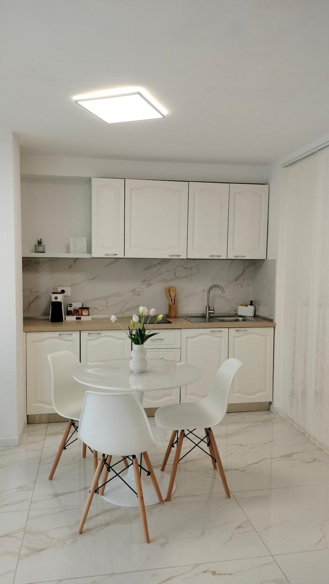 Cthomerimini, Miramare Apartment