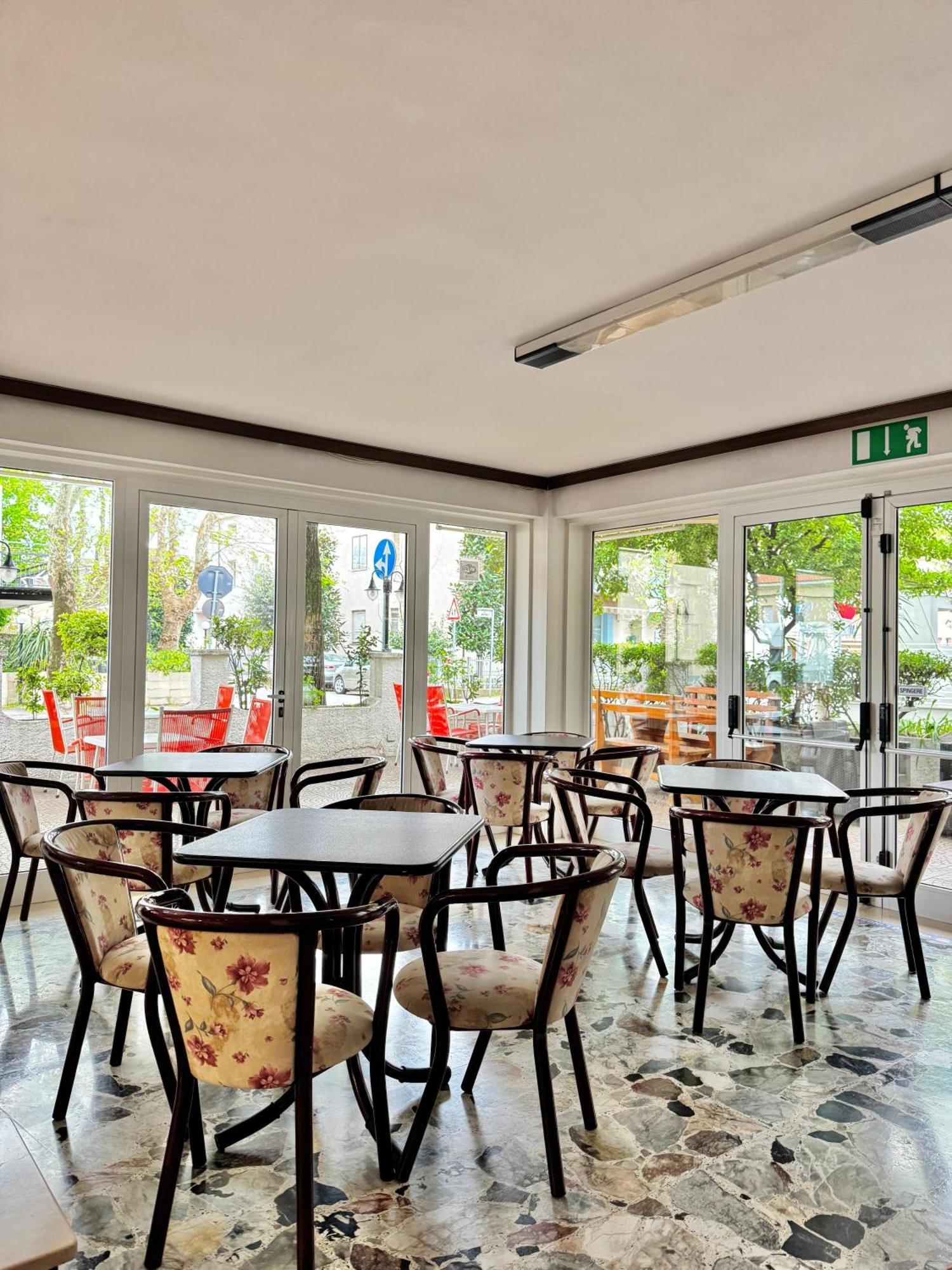 Hotel Urania 3*