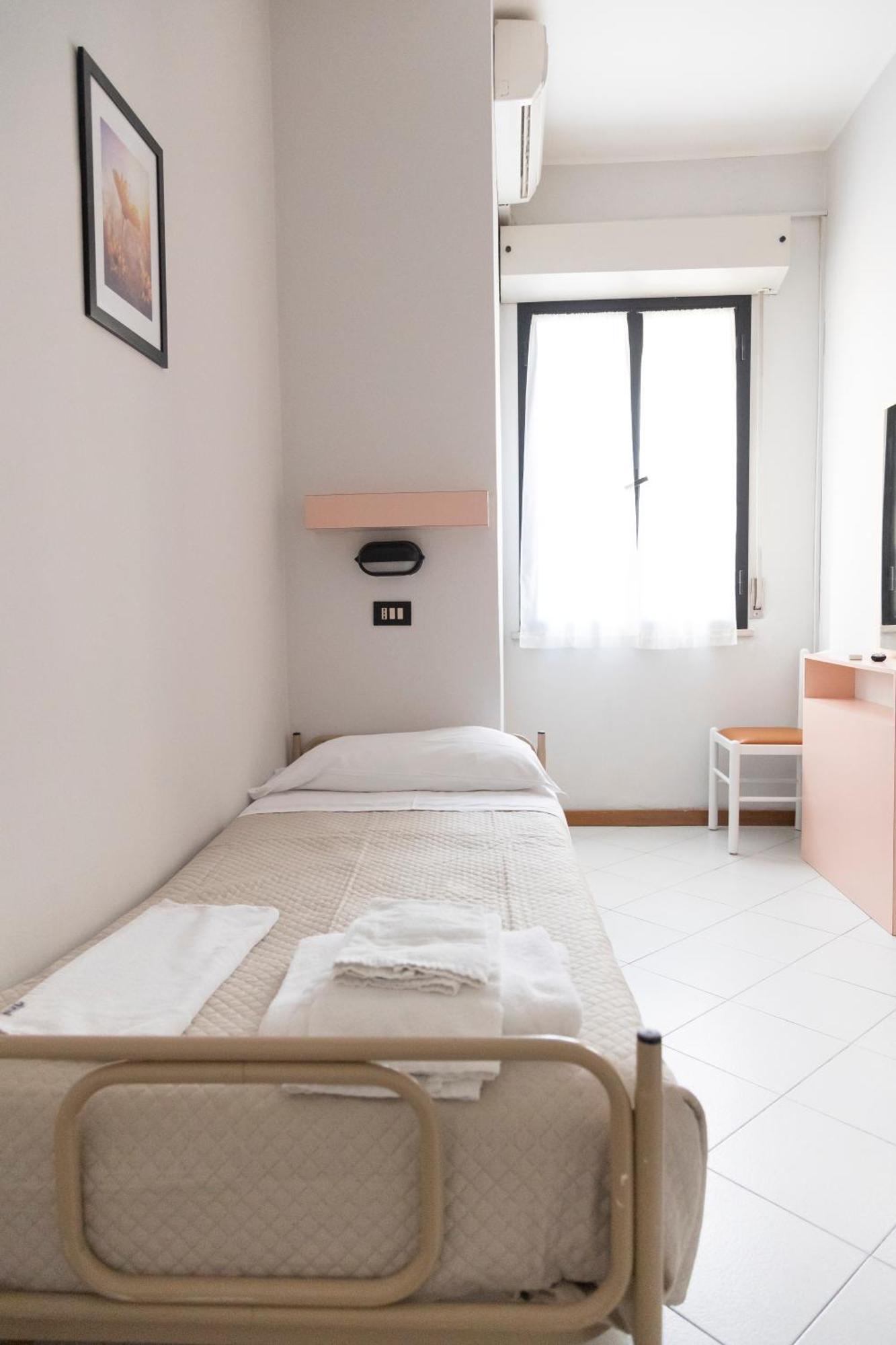 Laura Hotel *