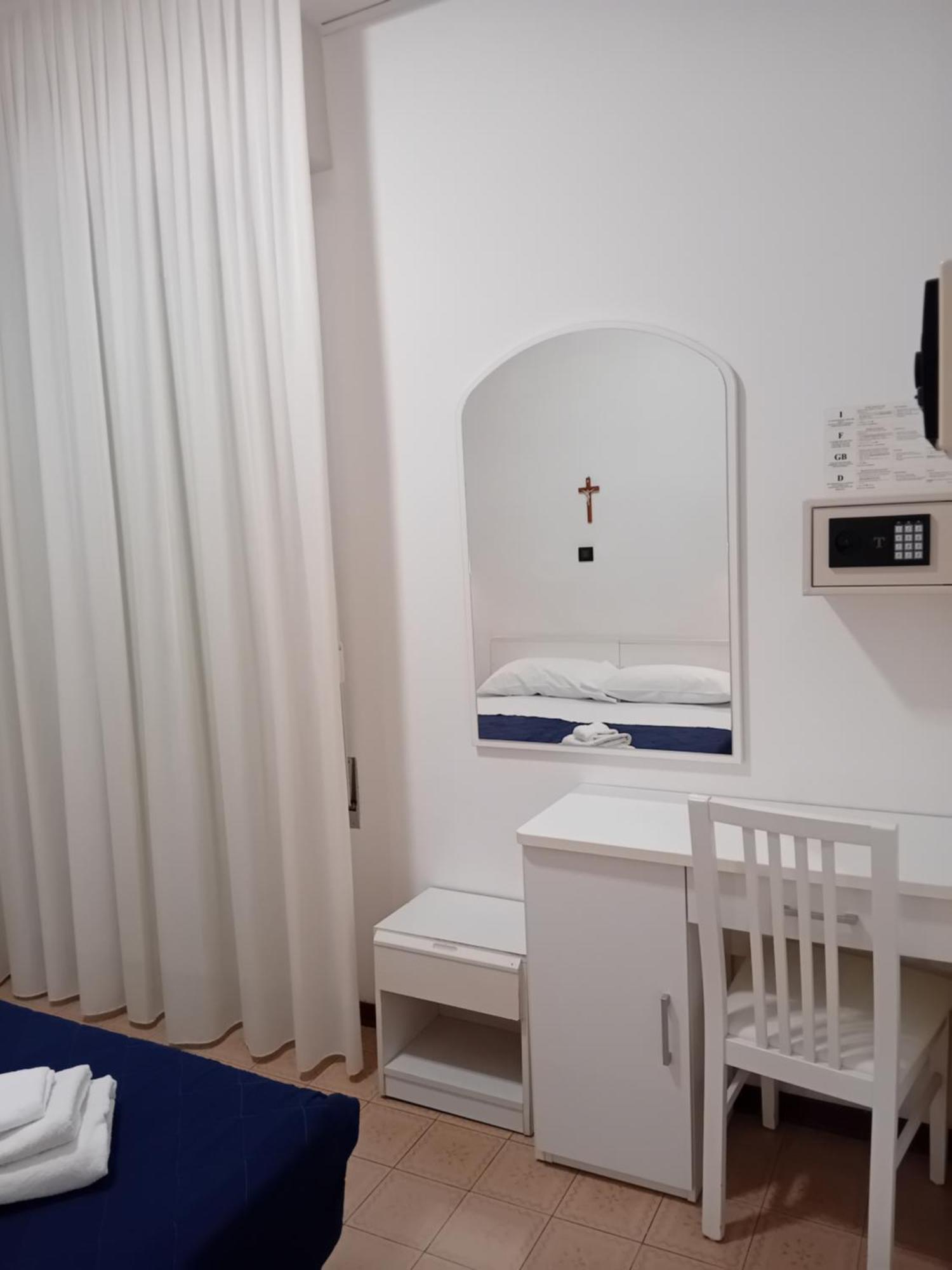 Mira Hotel 2*
