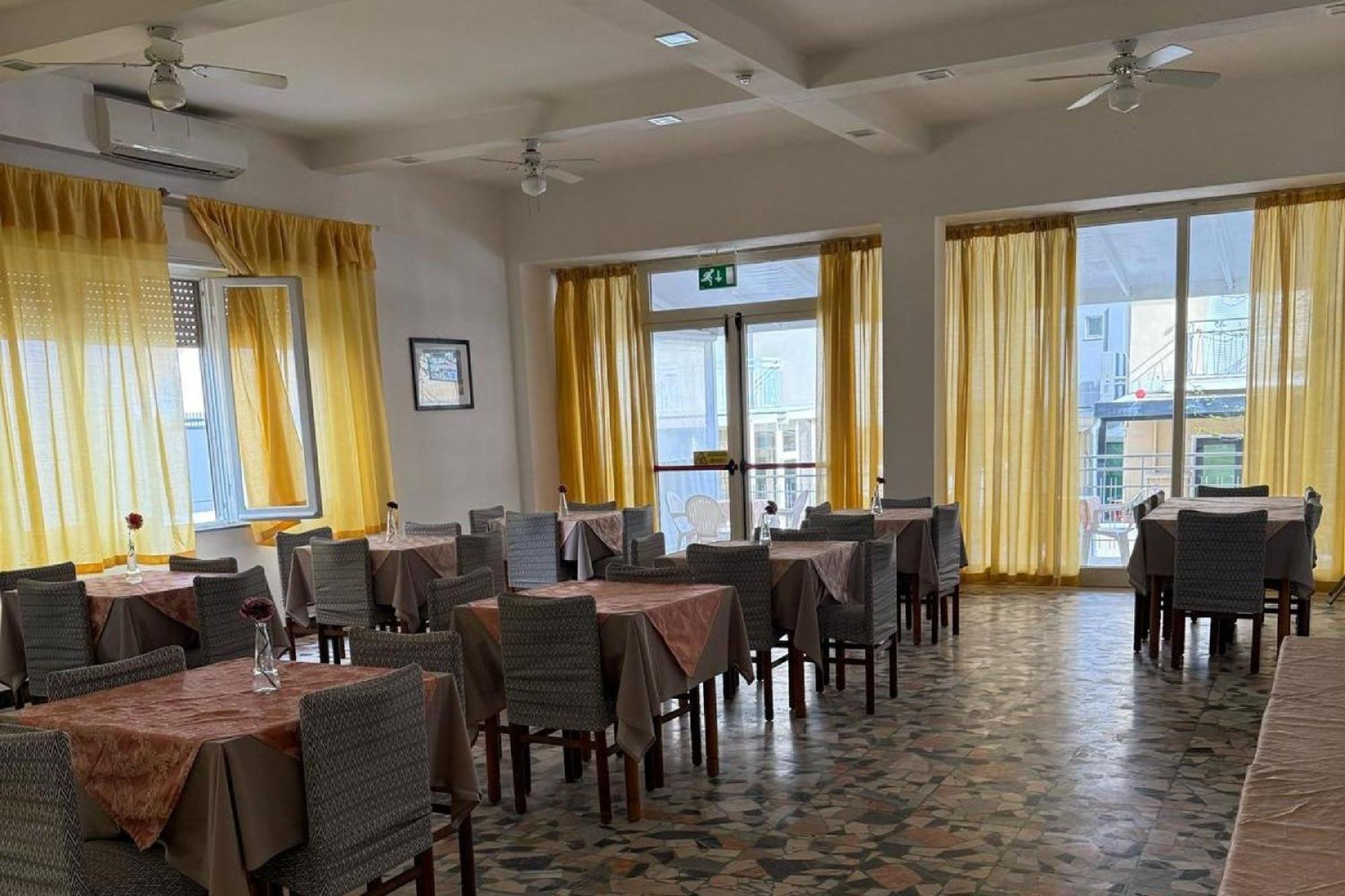 Nives Hotel Rimini