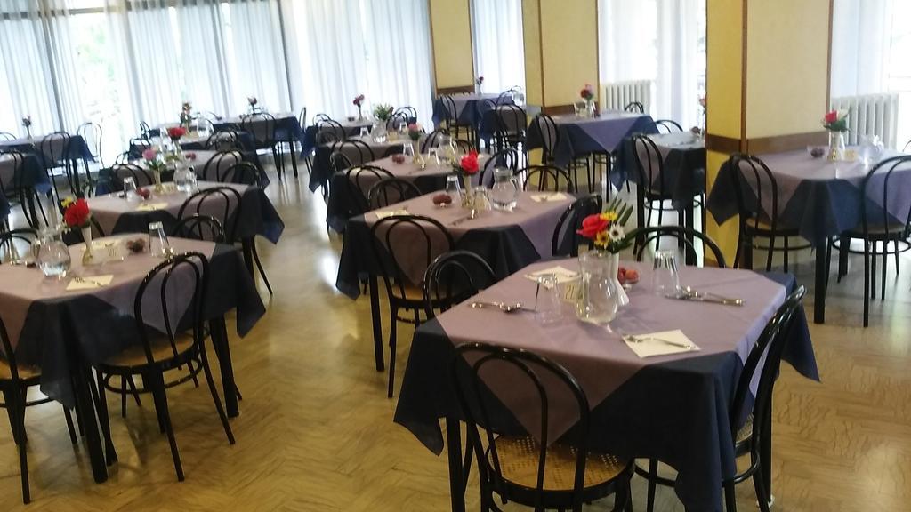 Half Moon Airport Restaurant Frühstückspension Rimini