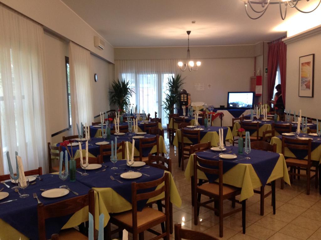Laura Hotel *
