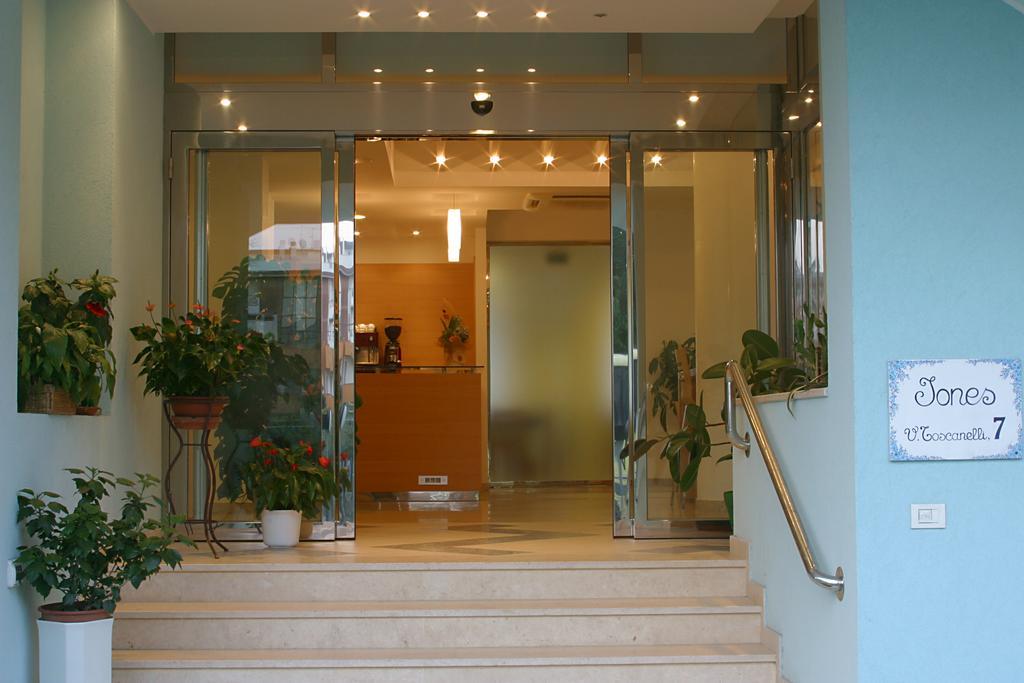 Iones Hotel