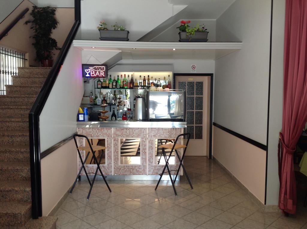 Laura Hotel *
