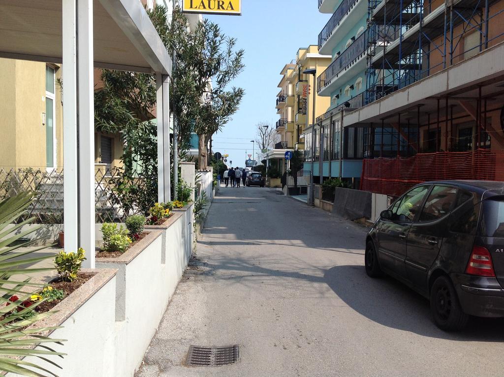 Laura Hotel *