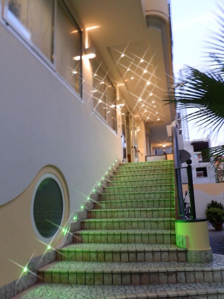 Queen Aparthotel 3*