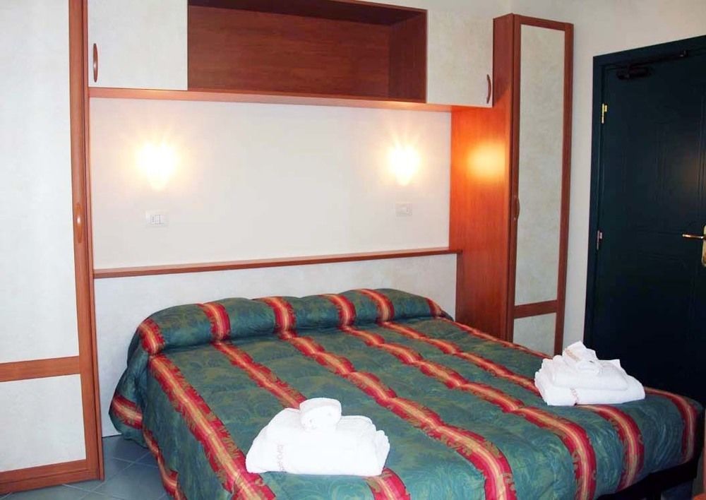 River Fronte Mare Con Piscina Hotel Rimini
