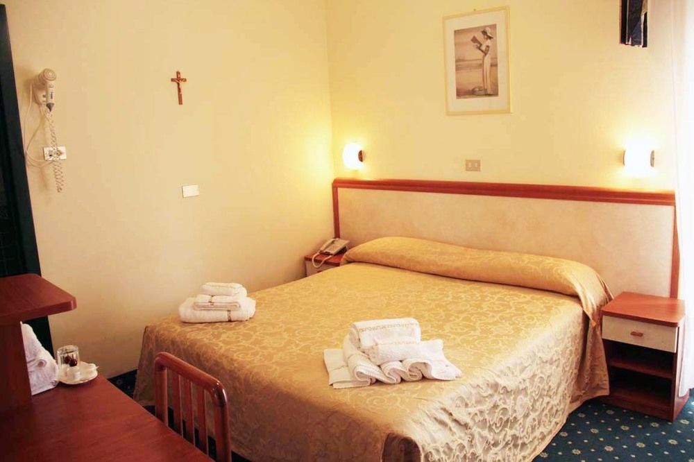 River Fronte Mare Con Piscina Hotel