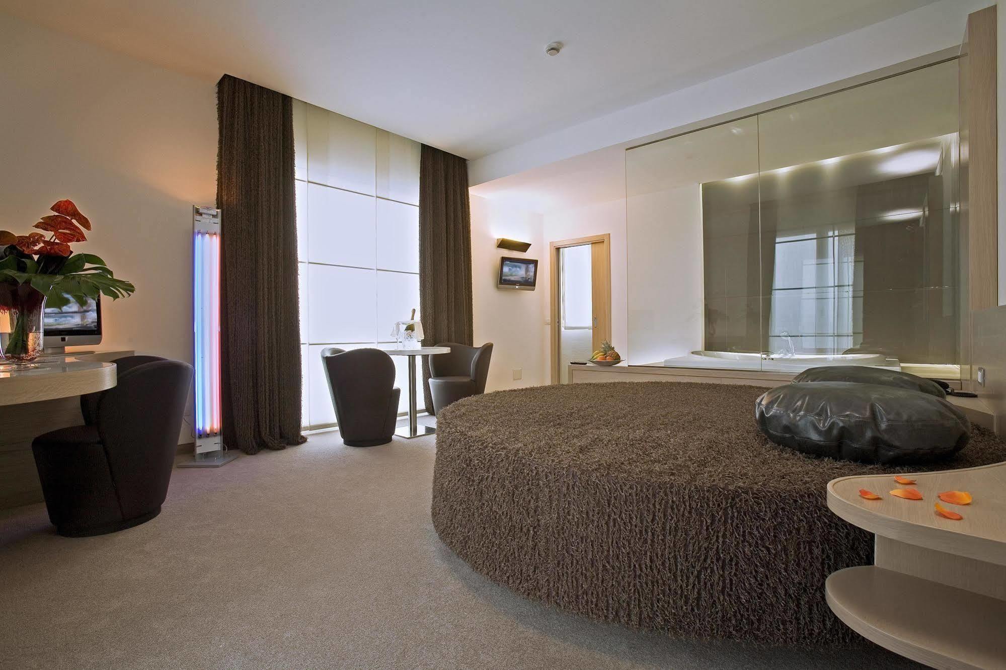 Card International 4* Rimini