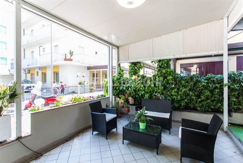 Laura Hotel *