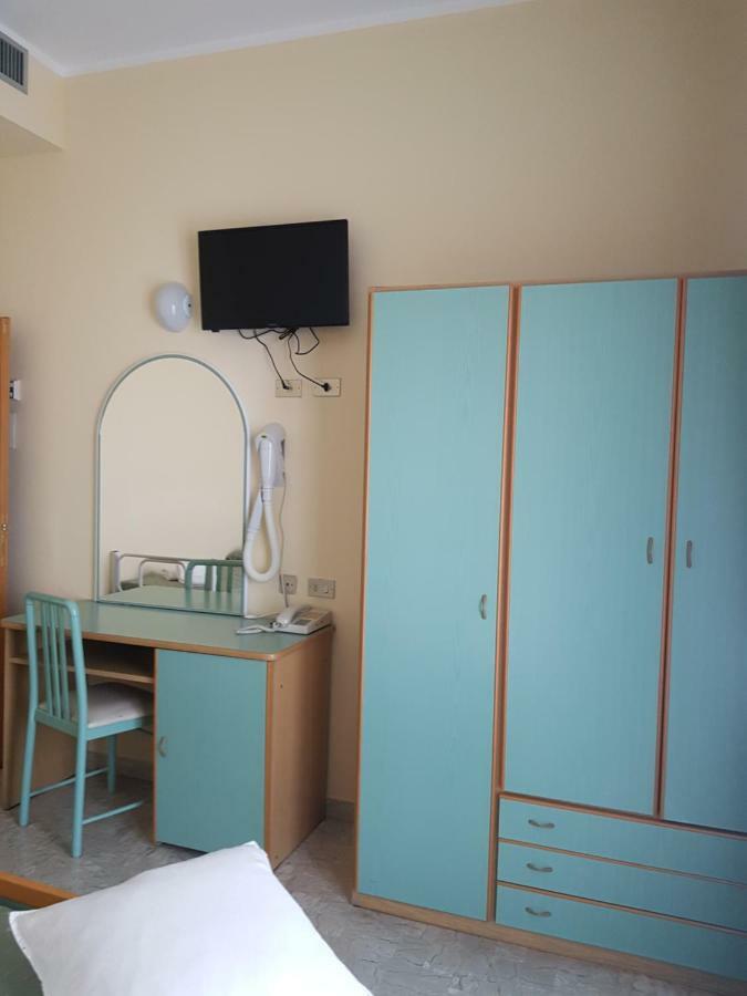 Hotel De La 3*