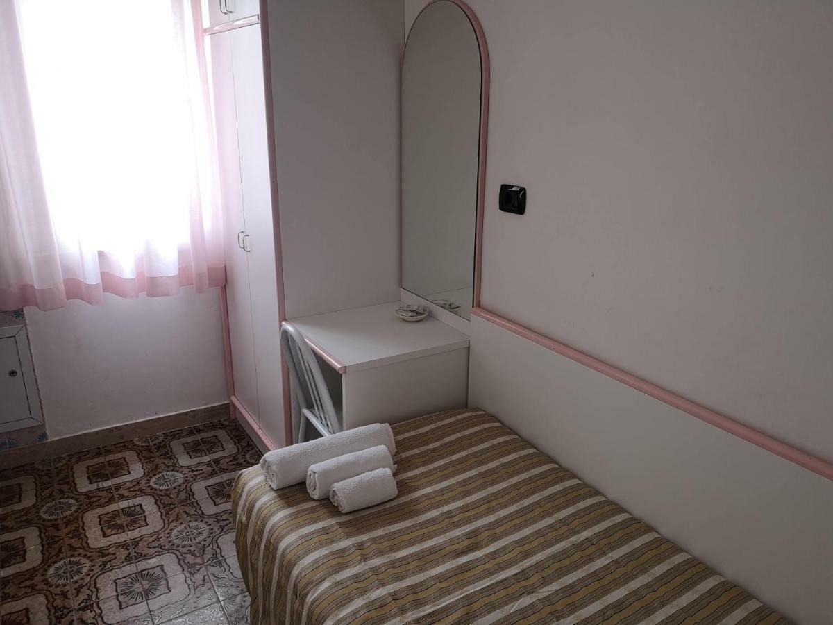 Rosy 3*