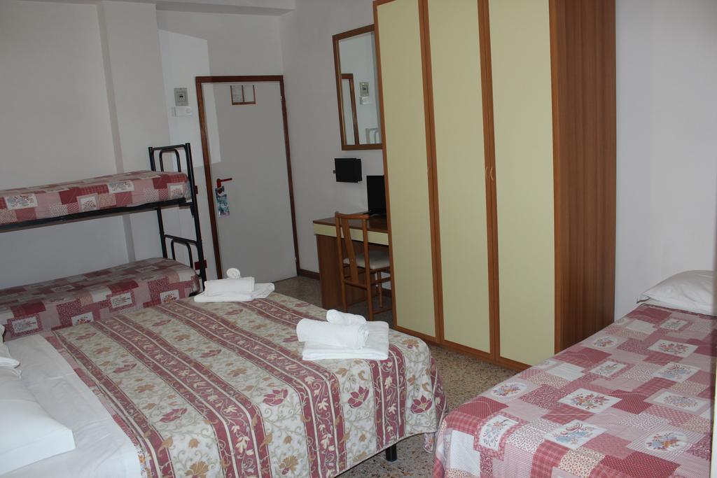 Santini 3*