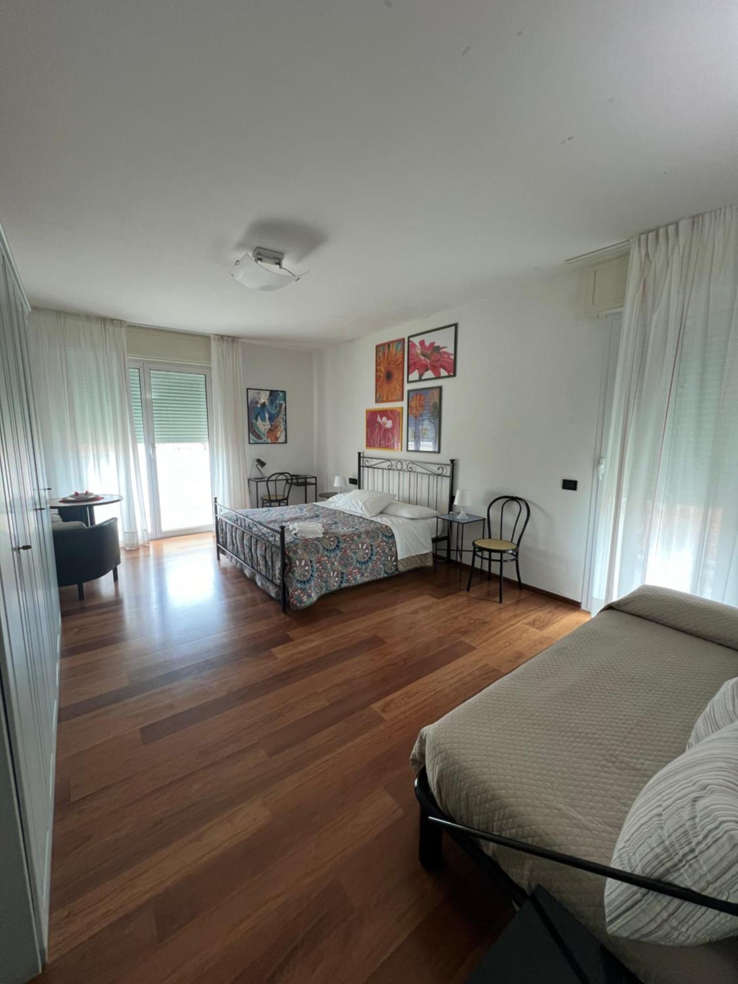 Tri Locale A-mare *