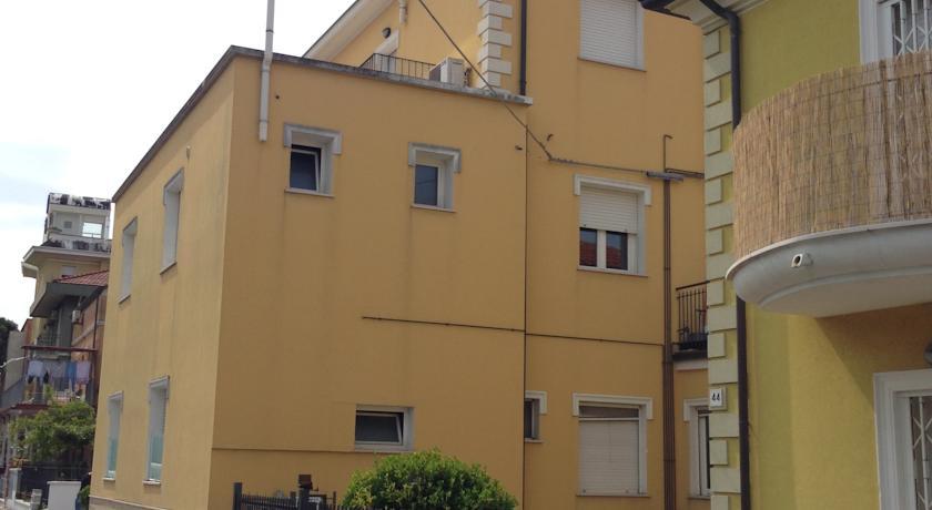 Aparthotel Yellow 3*
