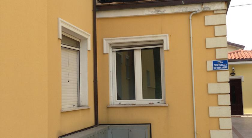 Yellow Aparthotel 3*