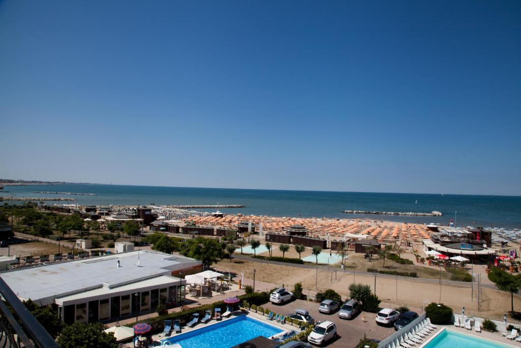 Aparthotel Record 4*