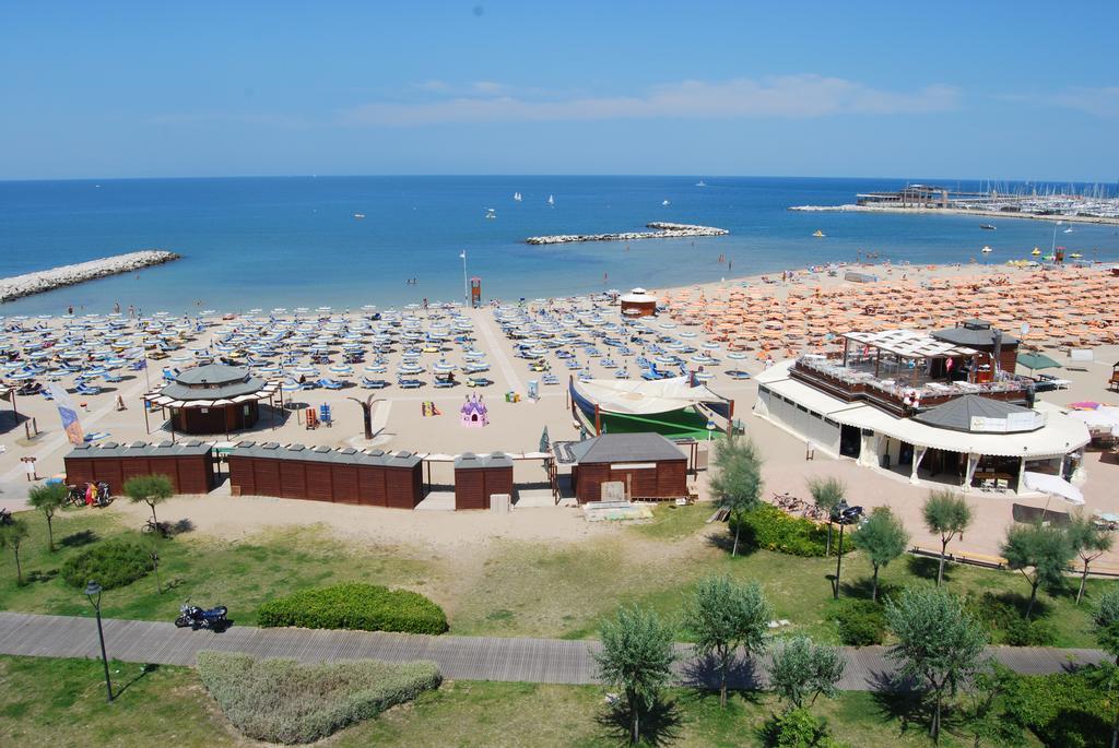 Aparthotel Record 4*