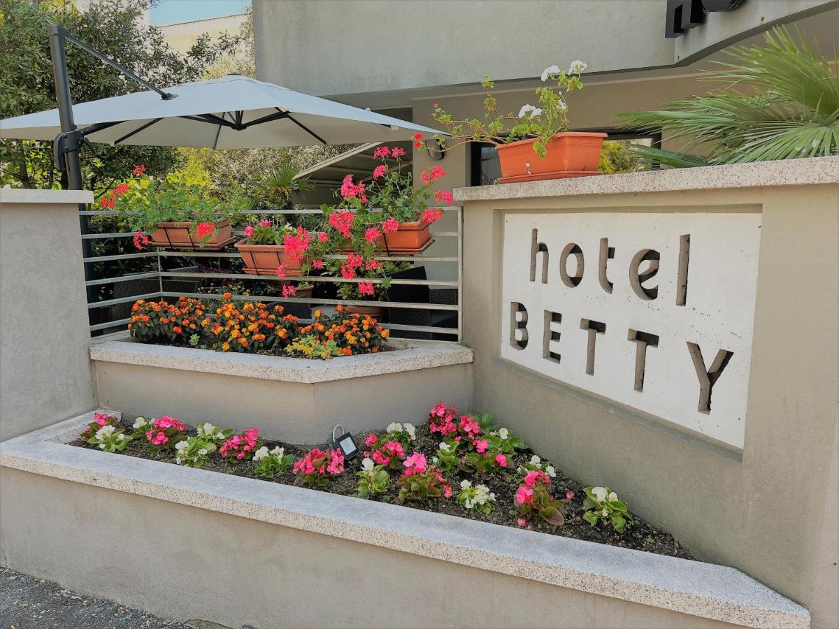 Betty 3*